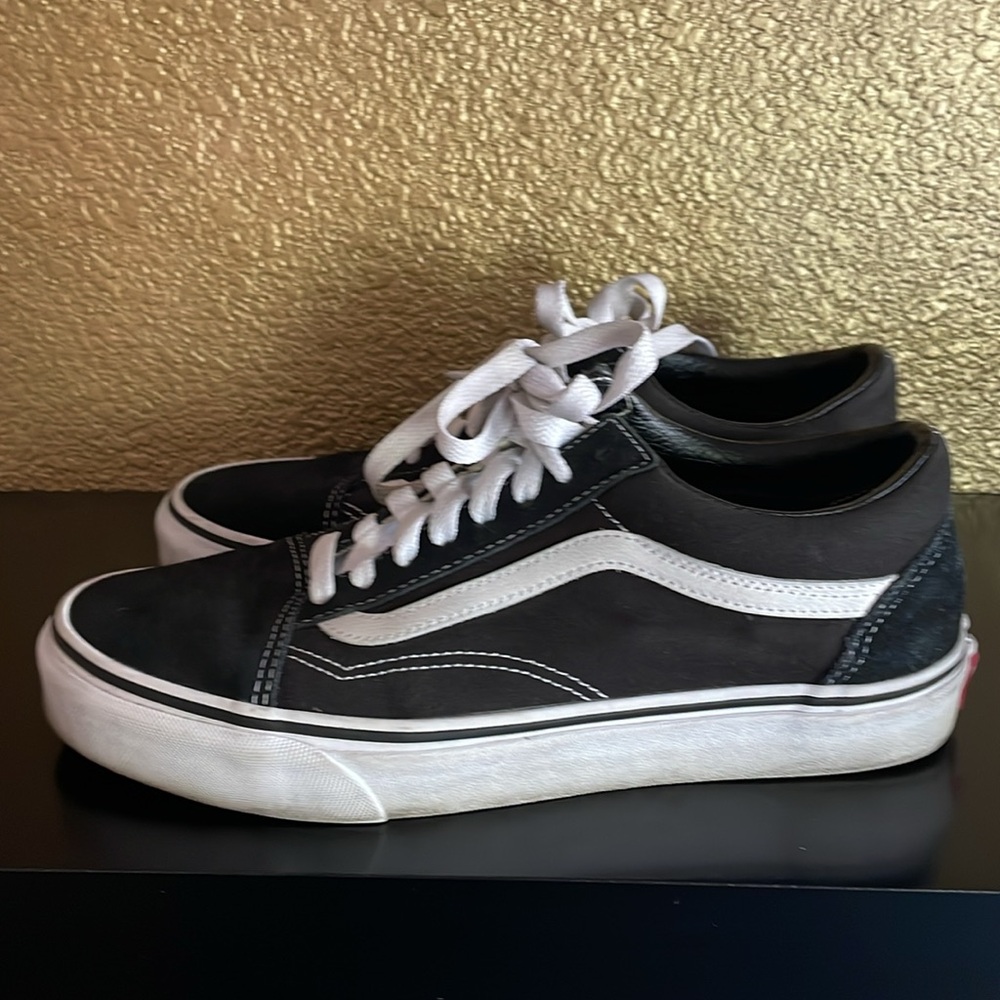 VANS OLD SKOOL BLACK & WHITE SNEAKERS